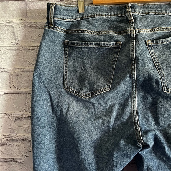 Old Navy Curvy High-Waisted Jeans - Picture 7 of 8